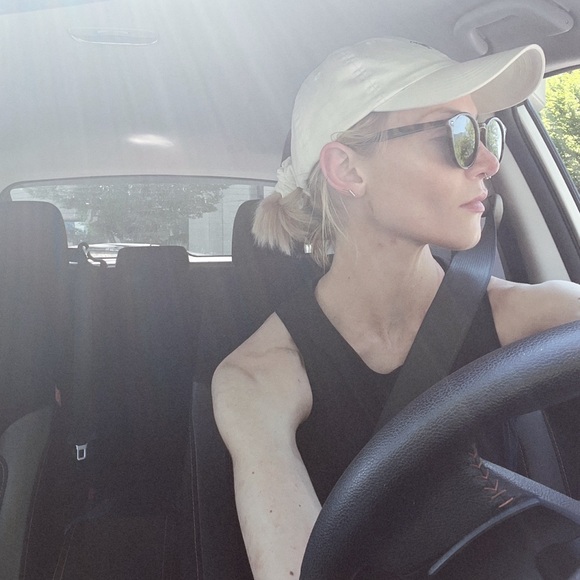 Hi there! 👋🏻 I’m your newbie posher, Ingrid. 💁🏼♀️ - Picture 4 of 8